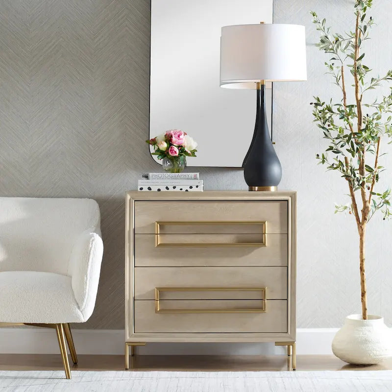 Cómoda auxiliar de madera con cuatro cajones en beige y dorado