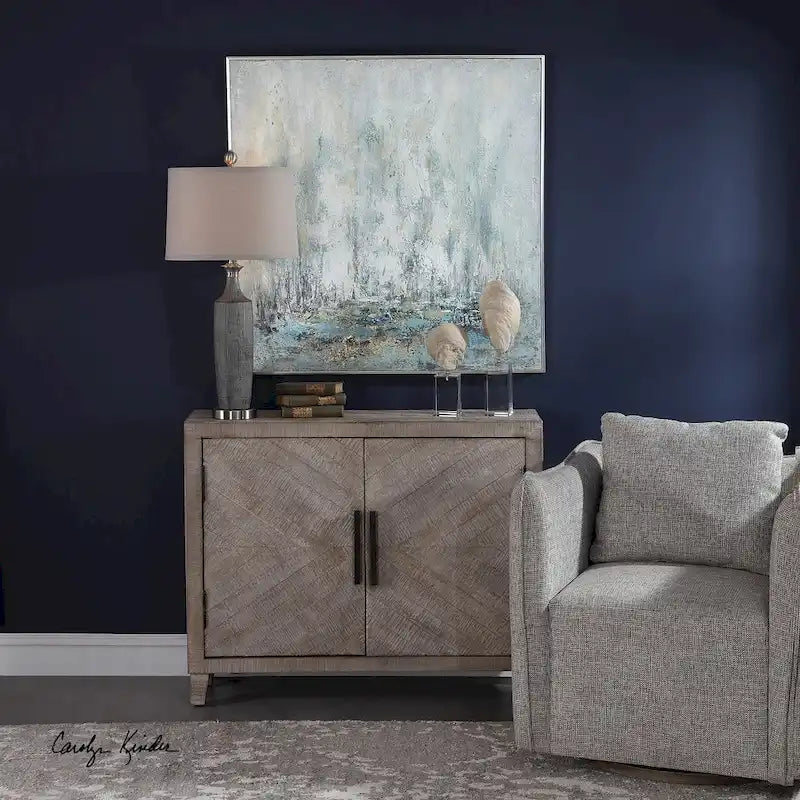 Armario decorativo con acabado blanco desgastado
