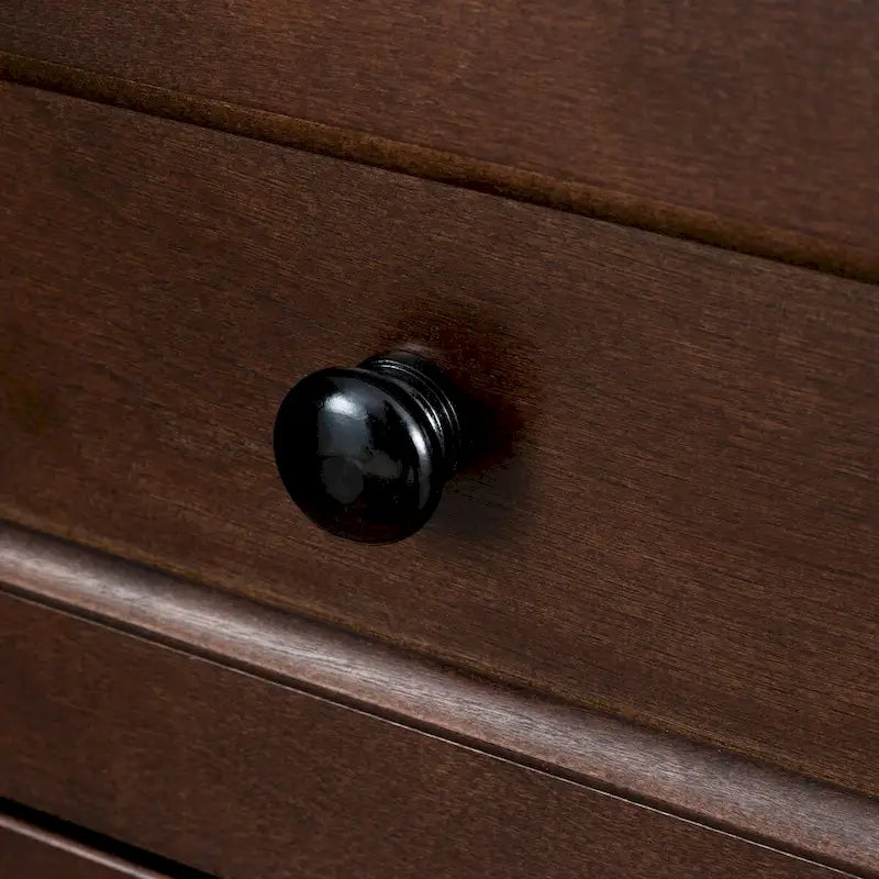 Cómoda de cajones de madera pintada con aerosol